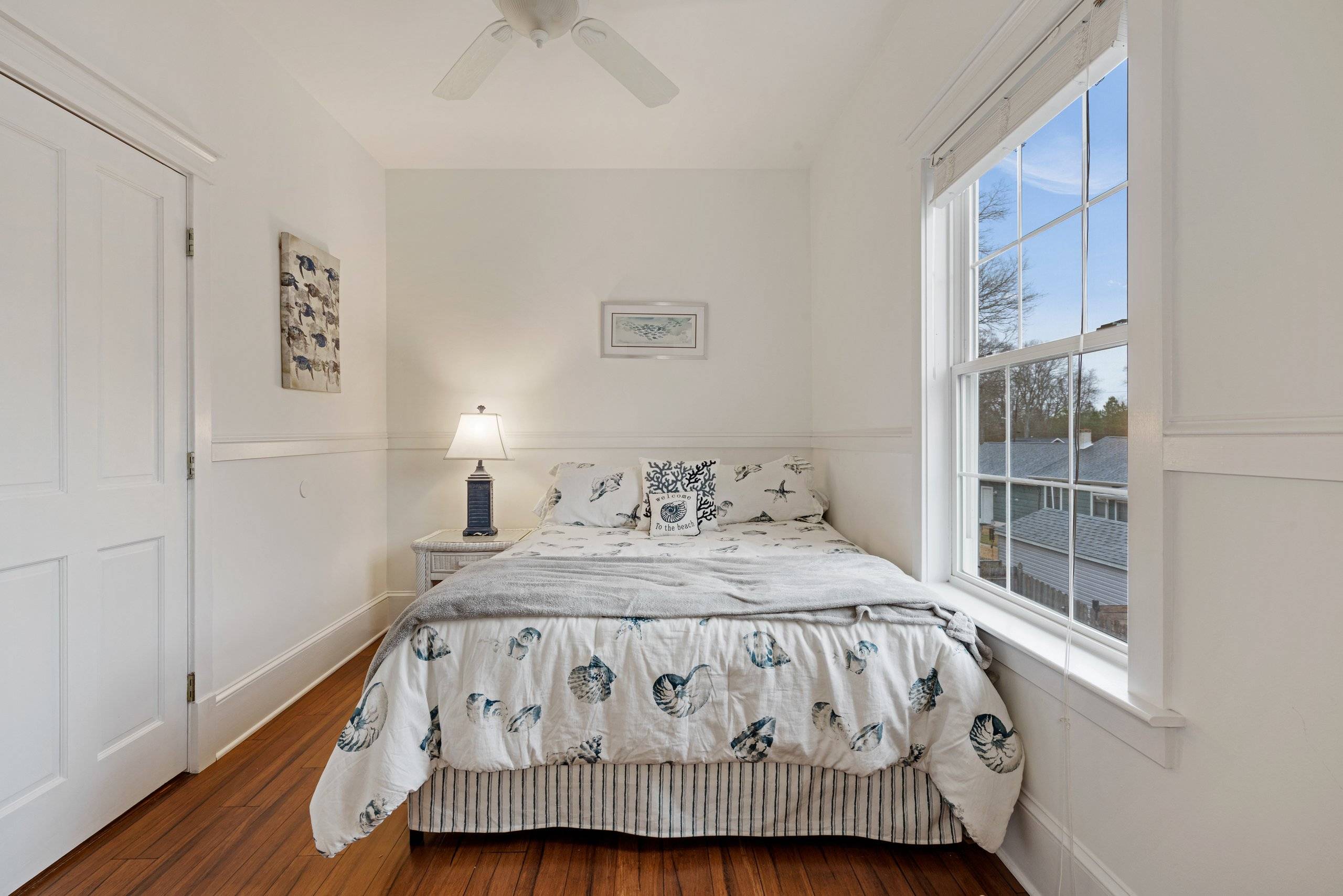 Sunny queen room, all-white and calm
